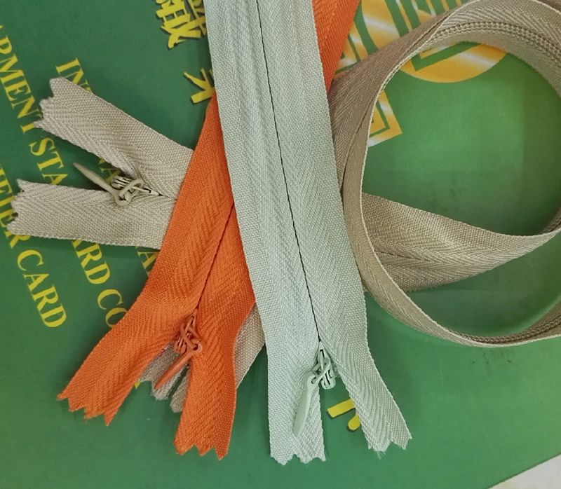 谈球吧TQbet:工厂批发35810号荧光发光拉链尼龙反拉夜光拉锁口袋钱包拉链条价格厂家品牌批发商业商场图片优选义乌市晟睿商行